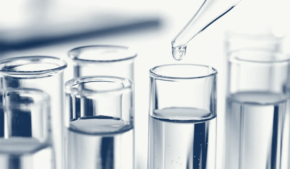 BG_IMG_S2 A scientist examining a sample through a microscope in a laboratory, representing cutting-edge research and the development of innovative ketogenic drug therapies.